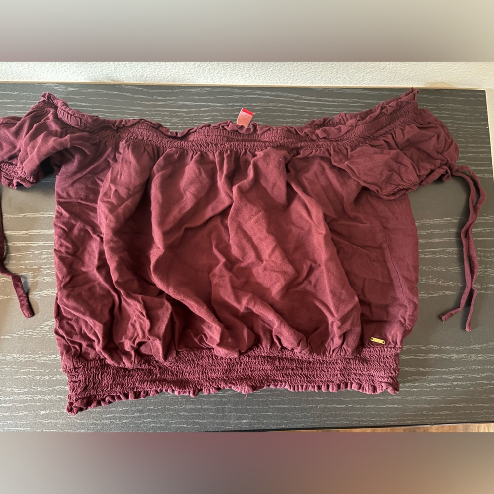 3/$15 Guess Off the shoulder Crop Top